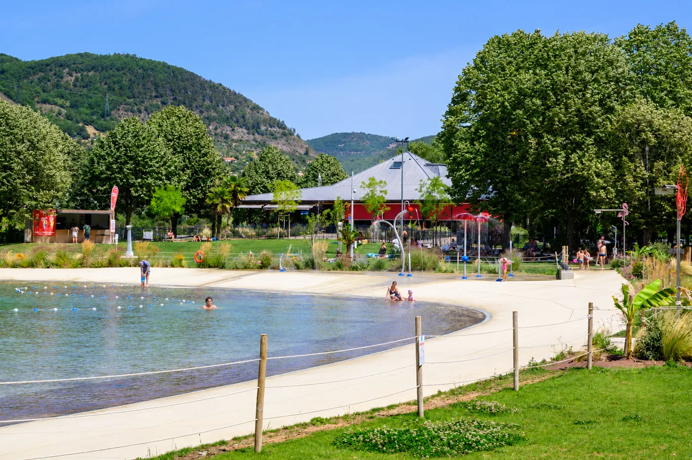 Le plan d'eau et les montagnes autour de Digne-les-Bains
